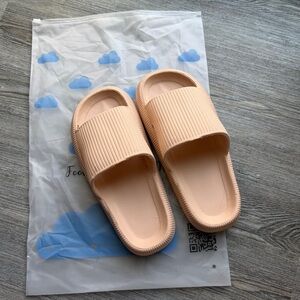 NWT THE CLOUDIES™ - ORIGINAL Womens Size 36-37 US 5.5 - 6.5 Color Oat Latte